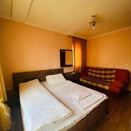 Guest House Velania พริสตีนา ภายนอก รูปภาพ
