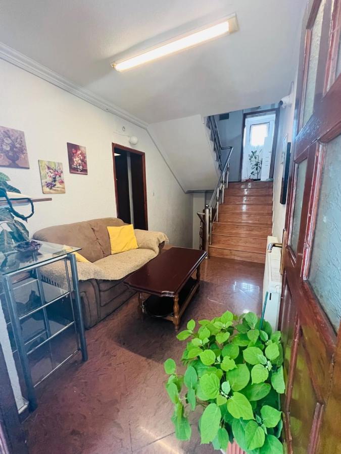 Guest House Velania พริสตีนา ภายนอก รูปภาพ