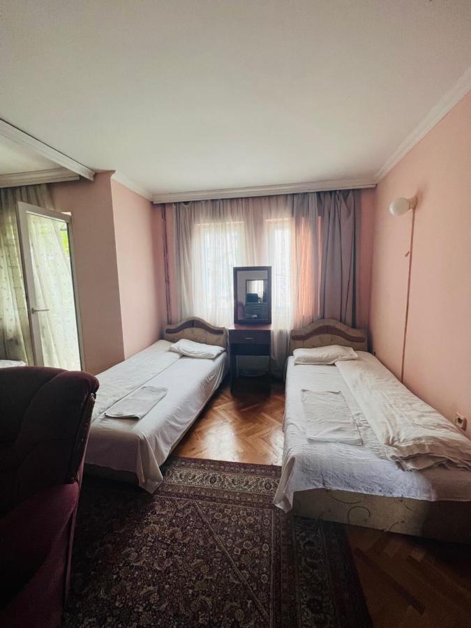 Guest House Velania พริสตีนา ภายนอก รูปภาพ