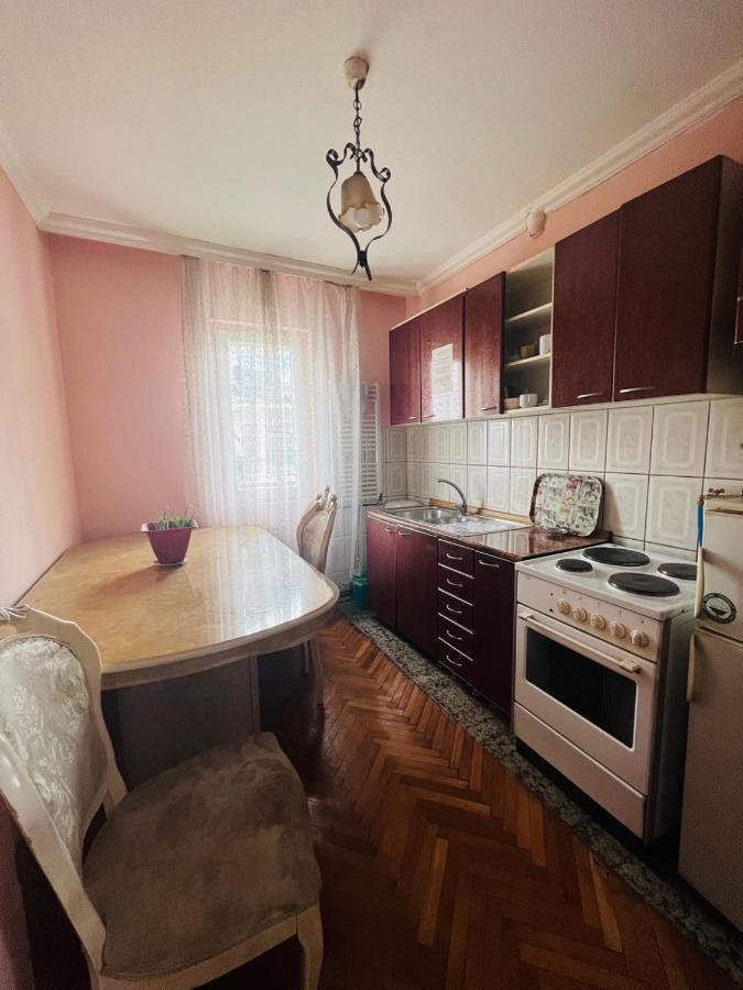 Guest House Velania พริสตีนา ภายนอก รูปภาพ