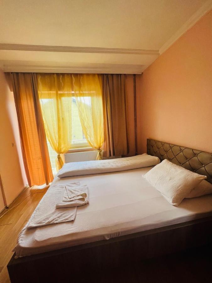 Guest House Velania พริสตีนา ภายนอก รูปภาพ