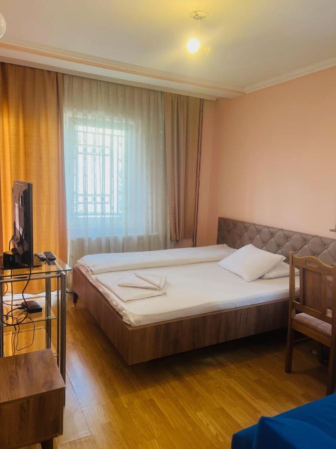 Guest House Velania พริสตีนา ภายนอก รูปภาพ