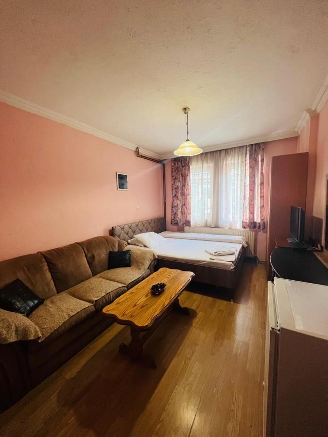 Guest House Velania พริสตีนา ภายนอก รูปภาพ