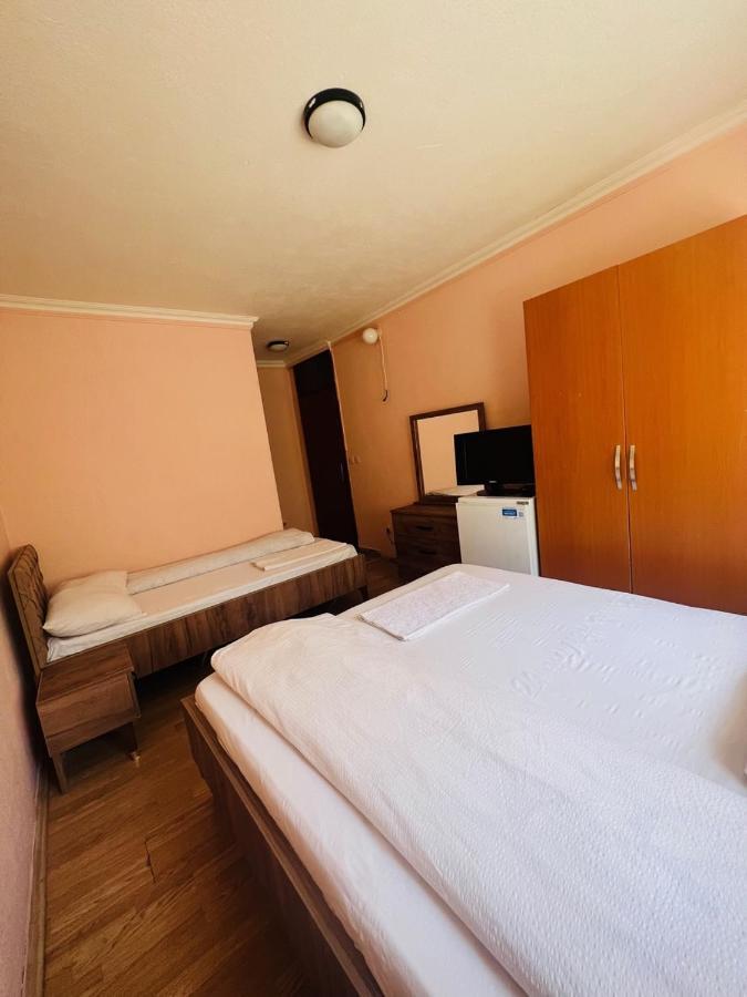 Guest House Velania พริสตีนา ภายนอก รูปภาพ