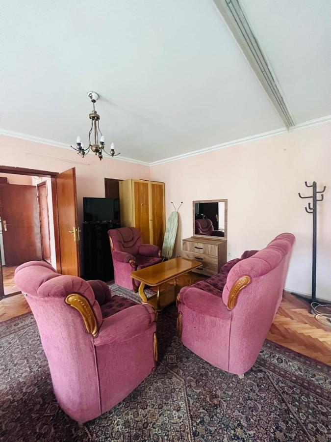 Guest House Velania พริสตีนา ภายนอก รูปภาพ