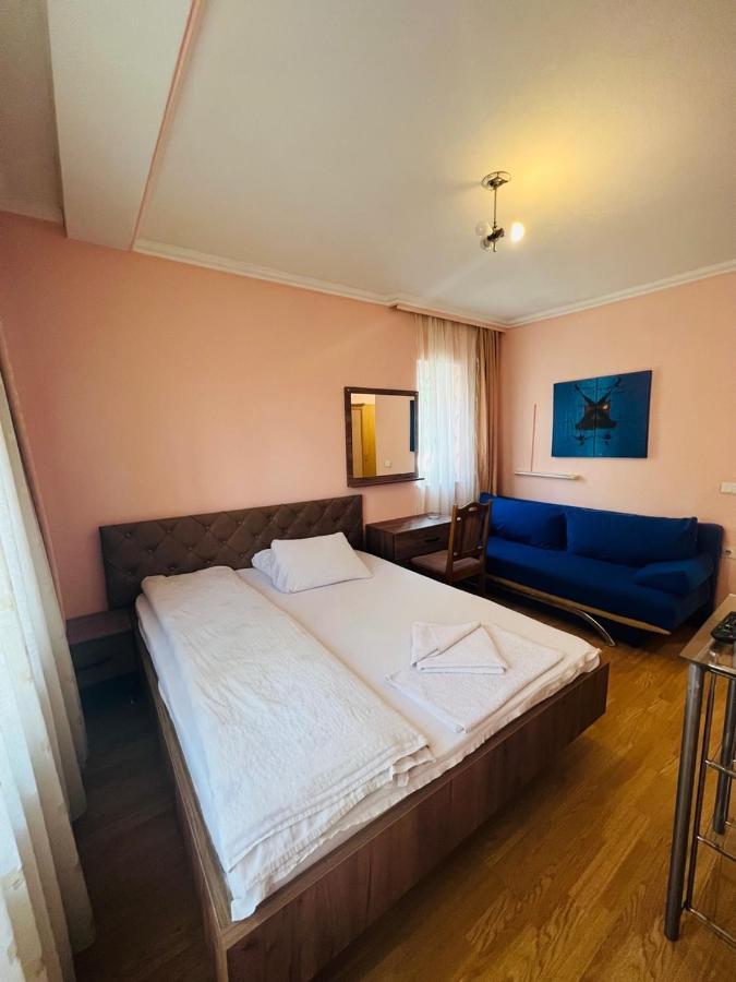 Guest House Velania พริสตีนา ภายนอก รูปภาพ