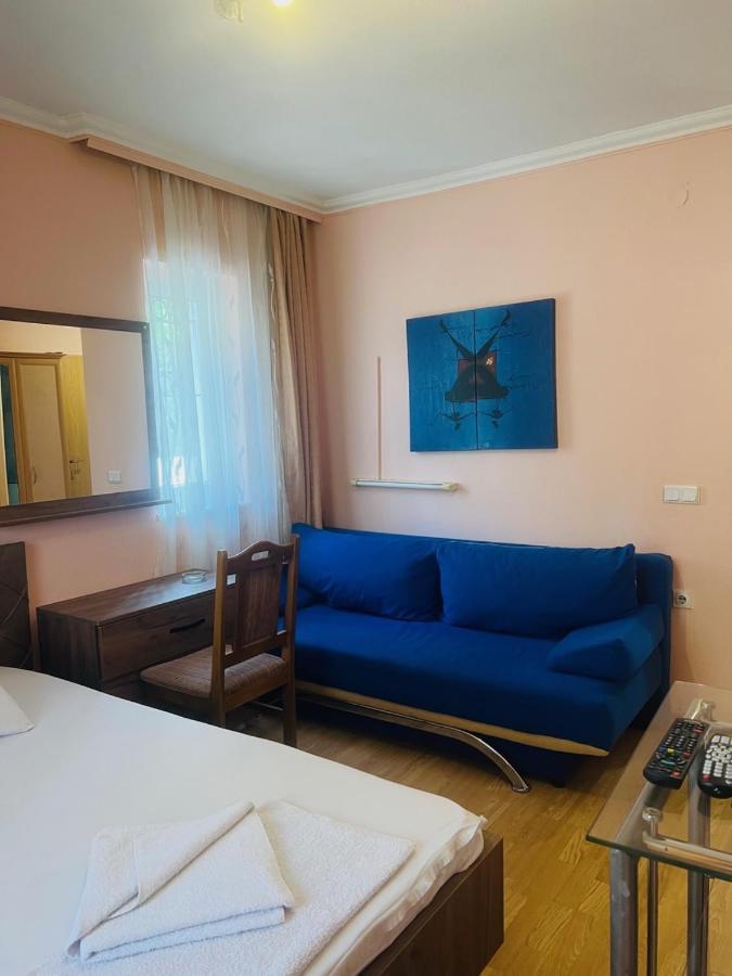 Guest House Velania พริสตีนา ภายนอก รูปภาพ